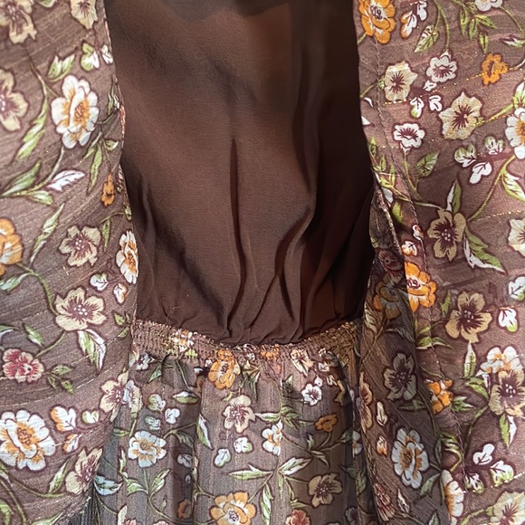 Beautiful multi colored blouse with flattering neckline. - Picture 7 of 9